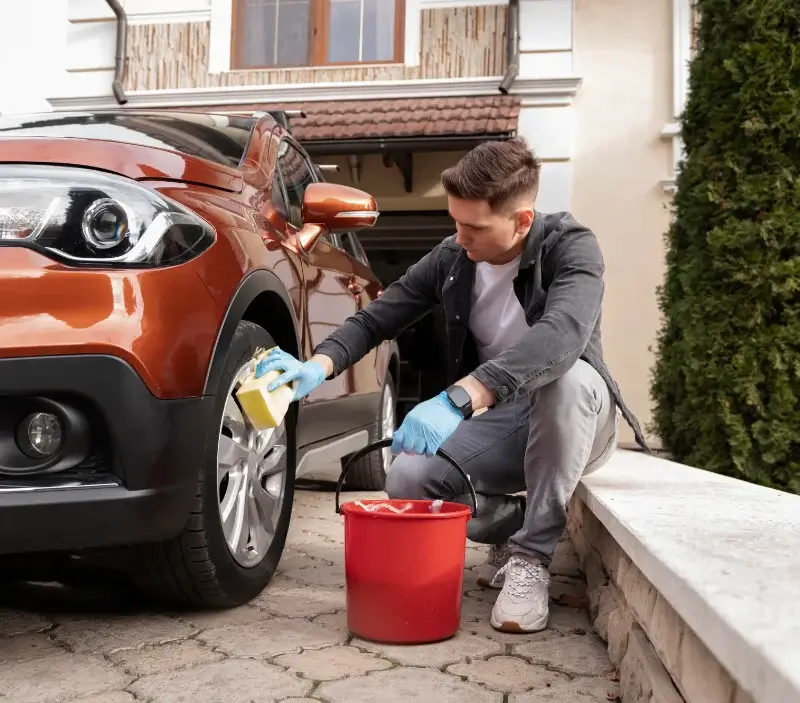 Lavage auto à domicile Maltot : professionnel intervenant sur un véhicule